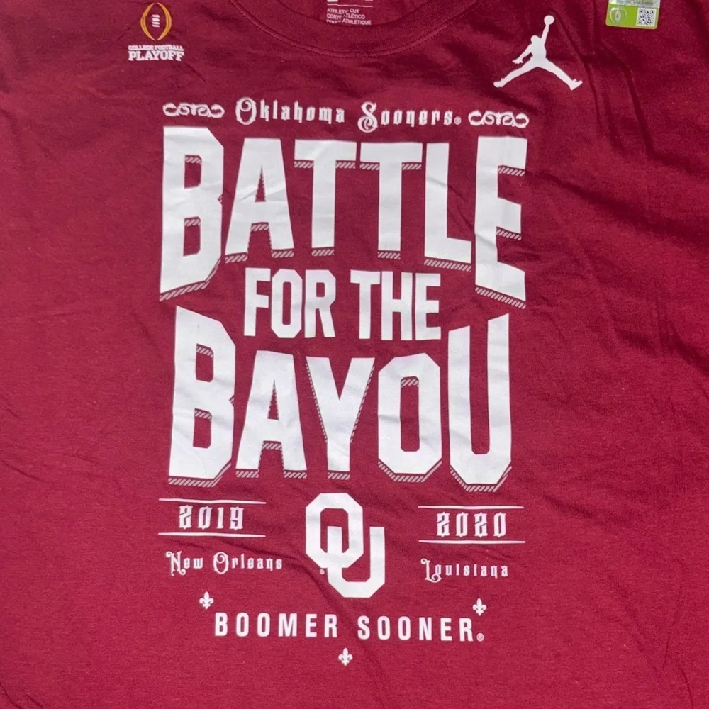The Nike Tee “Battle For The Bayou” Oklahoma Sooners Graphic Tee NEW